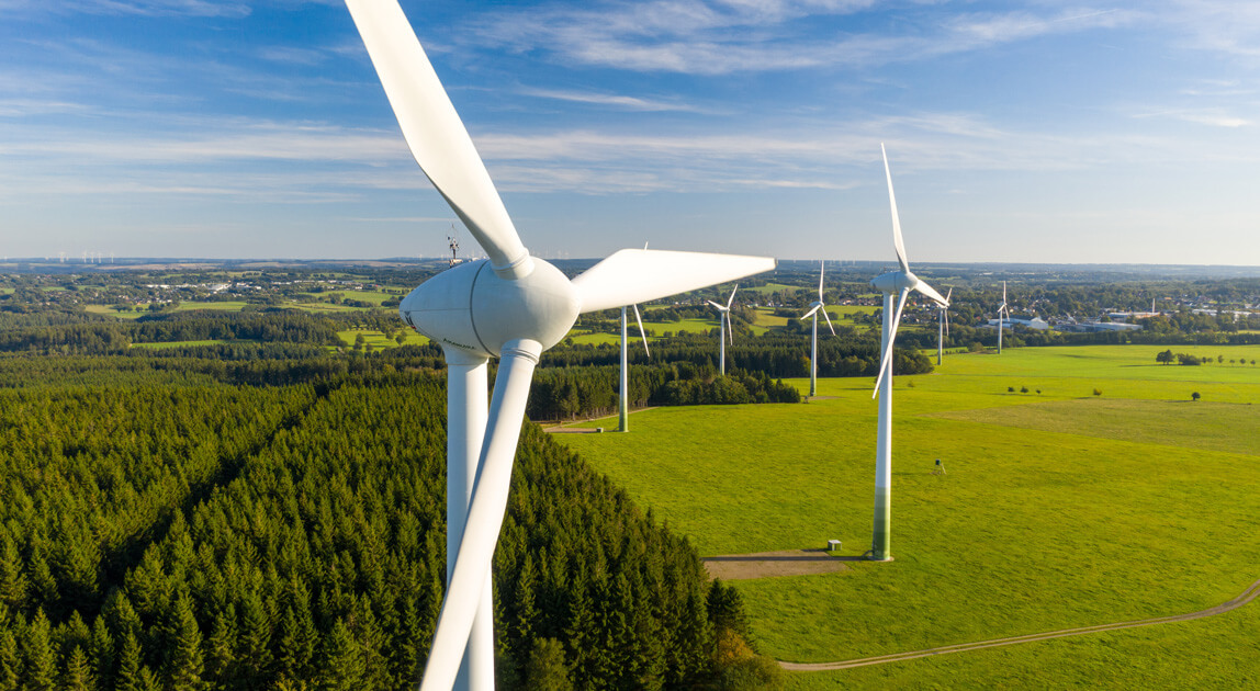 Elektrownie wiatrowe na tle zielonych pól – prosument wirtualny