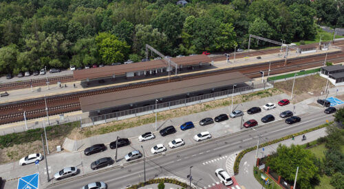 Parking w Zielonce przy stacji kolejowej – widok z lotu ptaka