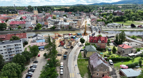 Montaż pali żelbetowych pod fundamenty podpór – budowa podpór nowego mostu w Głuchołazach
