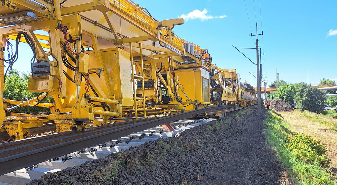Maszyny PUN na Magistrali Podsudeckiej – potokowa wymiana nawierzchni torowej