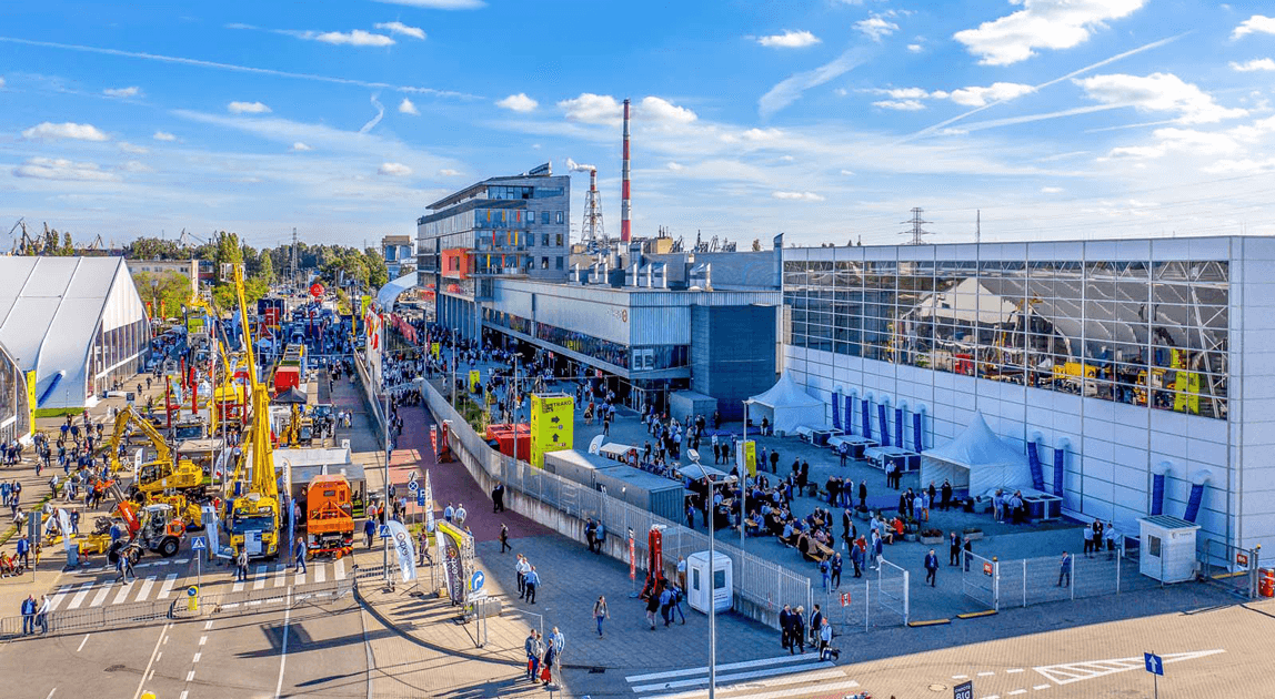 Hala targów amberexpo z uczestnikami i wystawcami poprzedniej edycji targów TRAKO