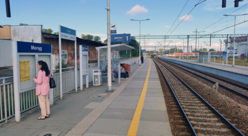 Podróżni na peronie stacji Morąg – nowa kładka kolejowa ułatwi dostęp do kolei, plk,