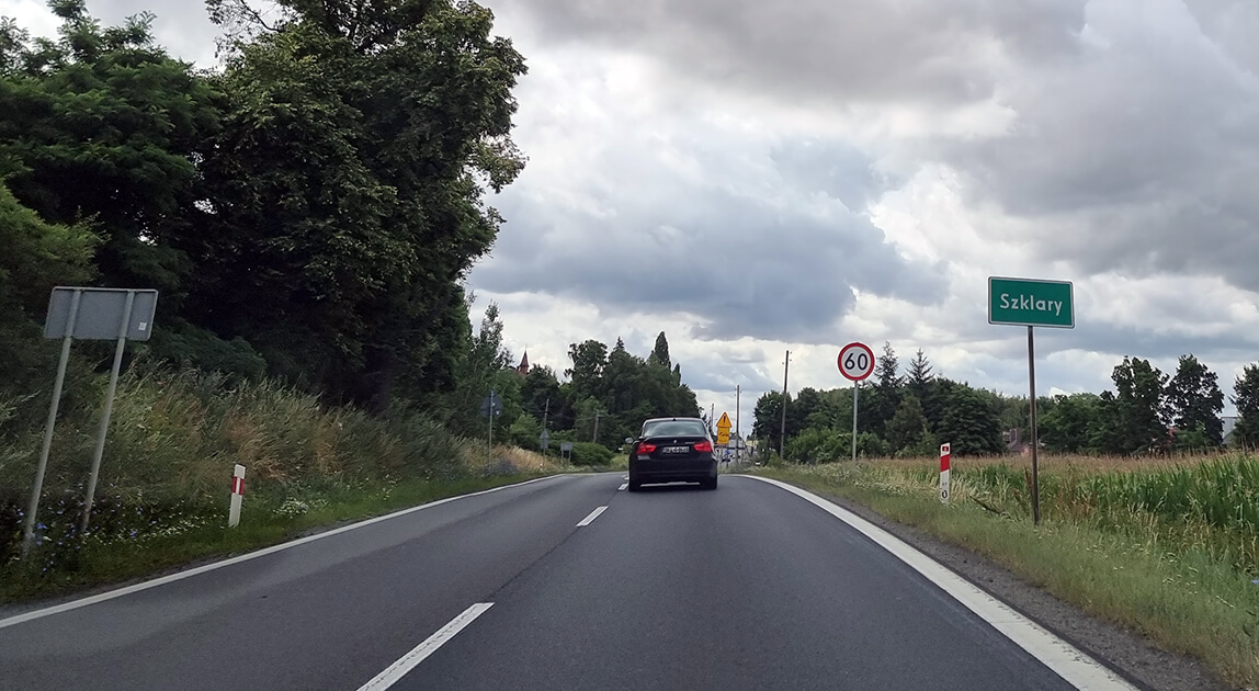 Budowa chodnika i zatok autobusowych w Szklarach – poprawa bezpieczeństwa ruchu drogowego na DK8