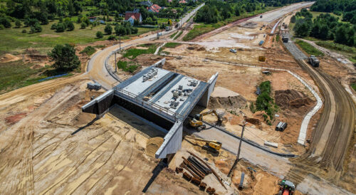 Budowa obwodnicy Morawicy – widok z drona na budowę estakady