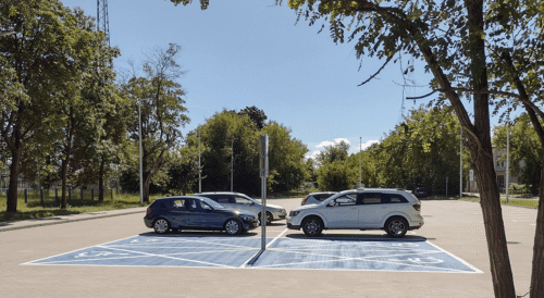 arking przy stacji kolejowej w Mławie – widok nowych miejsc postojowych