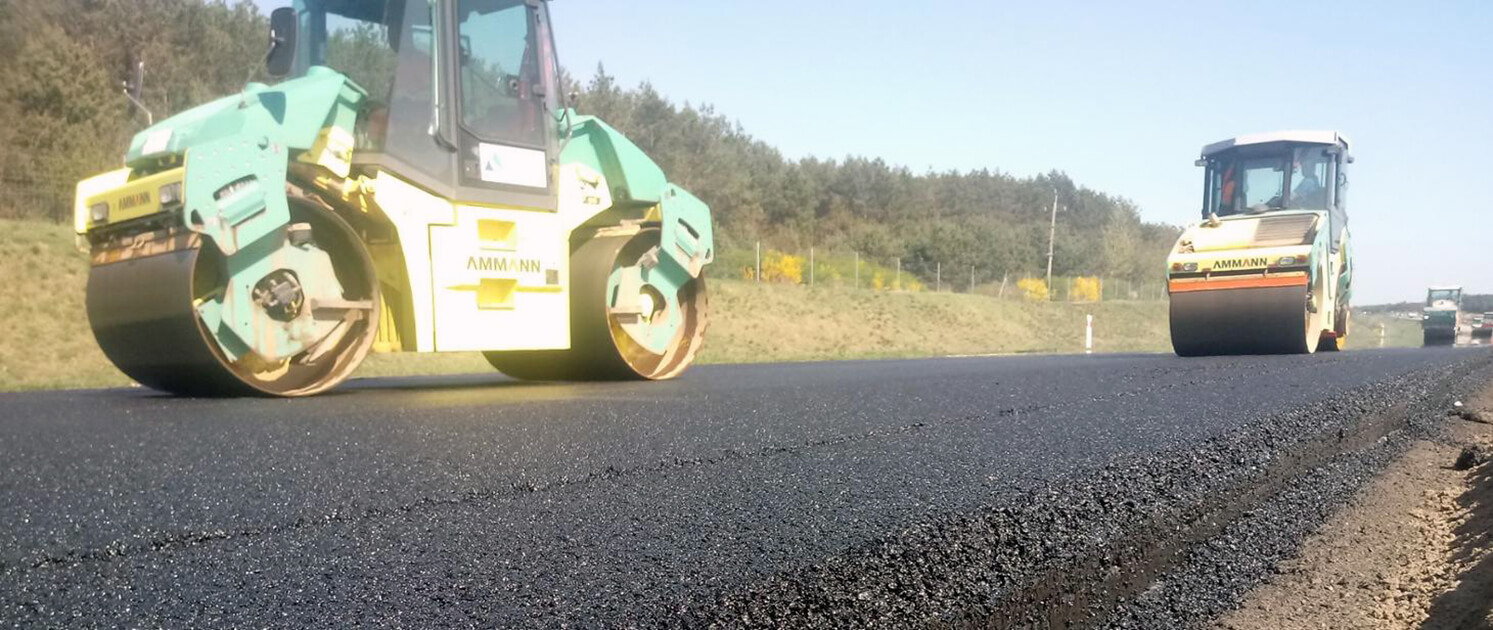 Remont S11 – walce na świeżej nawierzchni bitumicznej