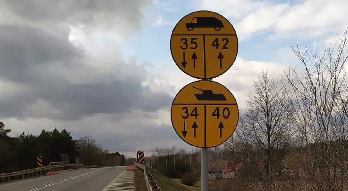 Ostrzegawcze tablice drogowe – ruch wojskowych kolumn