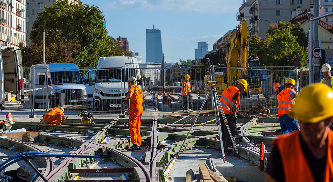 Budowa torowiska – tramwaj do Dworca Zachodniego na skrzyżowaniu Grójeckiej i Bitwy Warszawskiej 1920 r.
