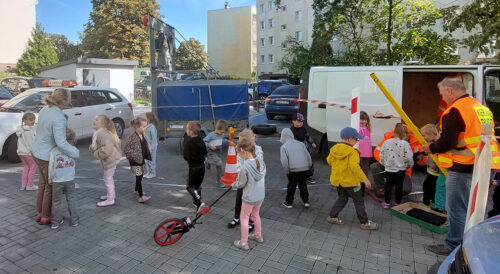 Przedszkolaki z Buska-Zdroju uczą się pracy drogowców – Dzień Budowlańca