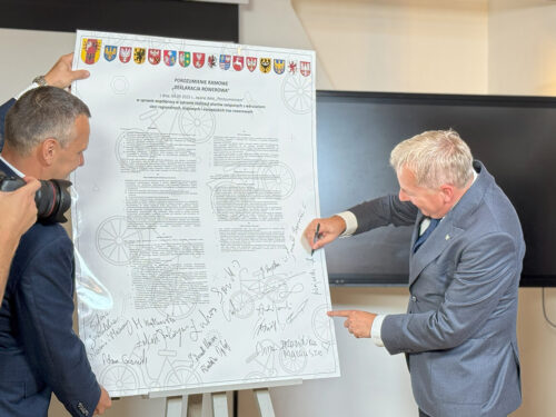 Ścieżki rowerowe na wałach przeciwpowodziowych – podpisanie porozumienia w Sulejowie