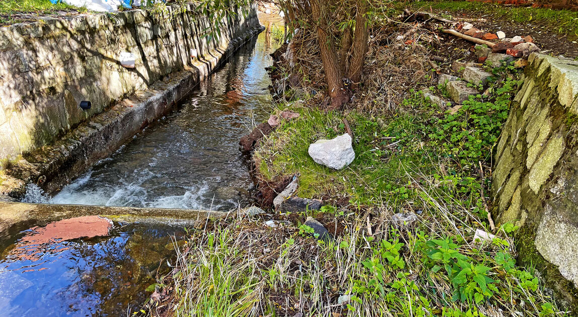 Przykład kumulacji nanoszonych przez dłuższy czas zanieczyszczeń w korycie rzeki, zawężających jej światło