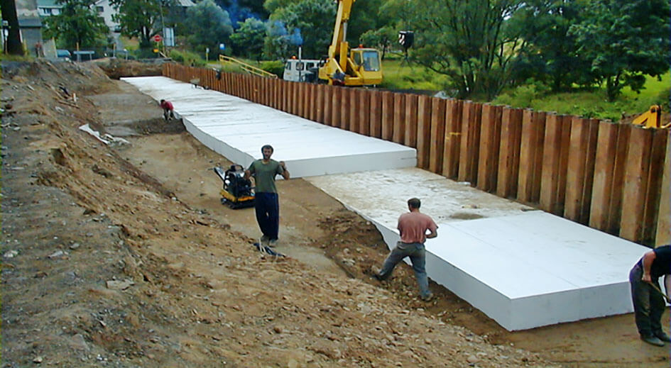 Montaż lekkich konstrukcji modułowych usytuowanych za konstrukcją z grodzic stalowych
