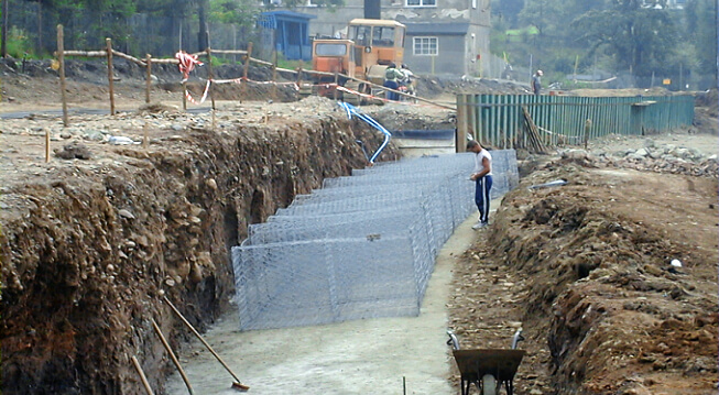 Etap montażu konstrukcji z koszy gabionowych przed wypełnieniem materiałem kamiennym 
