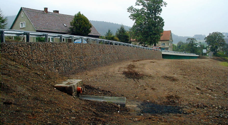 Widok zakończonej inwestycji, na pierwszym planie widoczna konstrukcja oporowa z gabionów