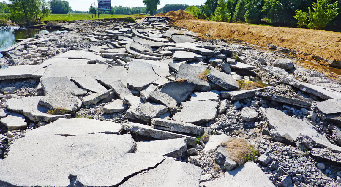 Odcinek drogi wojewódzkiej nr 315 po powodzi w 2010 r.