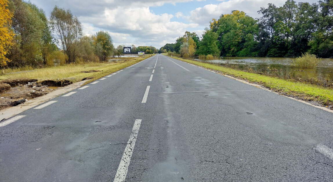 Odcinek drogi wojewódzkiej nr 315 po przejściu fali powodziowej w 2024