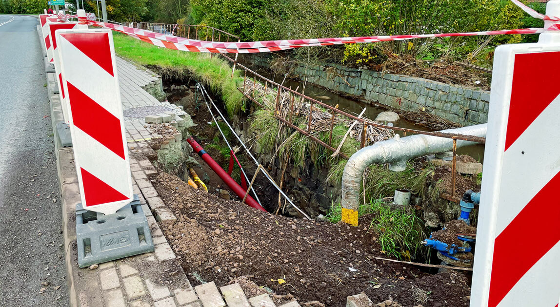 Widok muru oporowego z ryciny 1 w obrębie obiektu mostowego, widoczne wymycie gruntu za konstrukcją muru oporowego