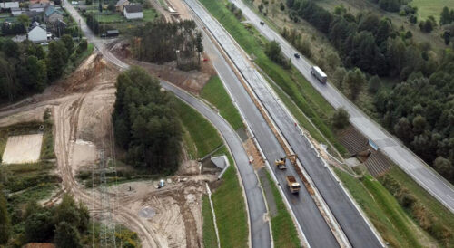 Budowa obwodnicy Wąchocka – układanie warstwy ścieralnej nawierzchni DK4