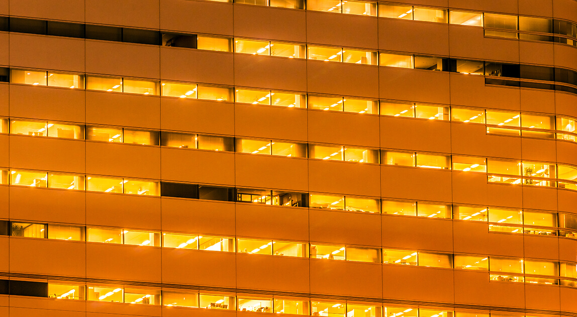 Schemat obniżenia zużycia energii w budynkach - oświetlony budynek