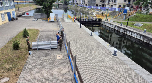Montaż szandorów podczas ćwiczeń przeciwpowodziowych we Wrocławiu – Wyspa 2025