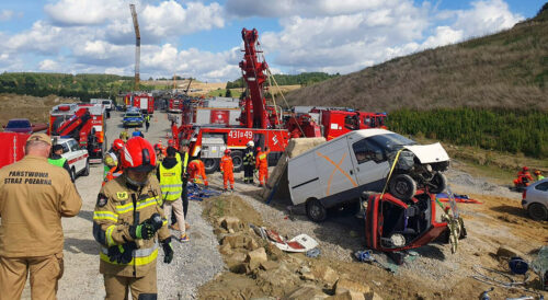 Ćwiczenia ratownicze S19 – symulacja wypadku drogowego z użyciem sprzętu hydraulicznego