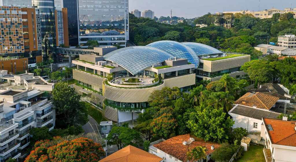 Skomplikowane geometrycznie przekrycie dachowe Centrum Edukacji i Badań im. Alberta Einsteina w brazylijskim São Paulo