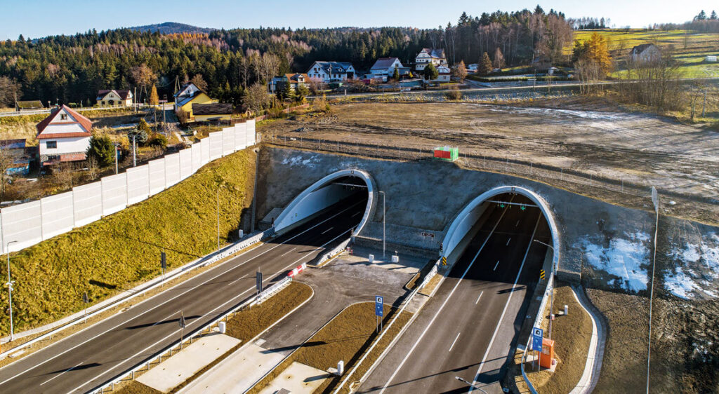 Zaawansowane metody wzmacniania podłoża umożliwiają realizację inwestycji infrastrukturalnych nawet w trudnych warunkach geotechnicznych. Dzięki nowoczesnym technologiom stabilizacji gruntu możliwe jest bezpieczne prowadzenie tras drogowych i kolejowych przez tereny o ograniczonej nośności