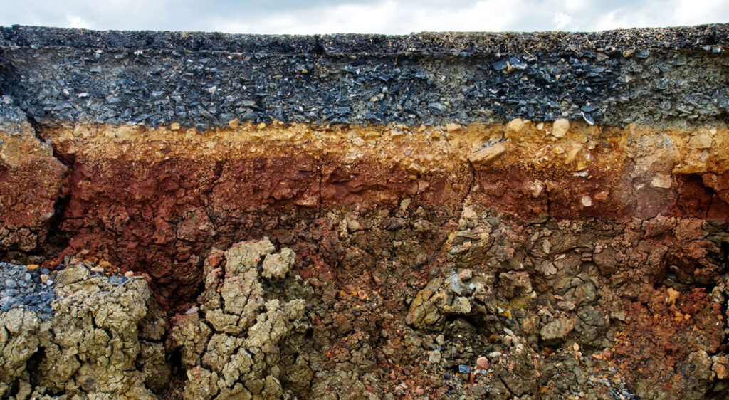 Dokładna analiza warunków geotechnicznych jest kluczowym etapem poprzedzającym wybór metody stabilizacji gruntu, ponieważ pozwala określić układ i właściwości występujących warstw, które często różnią się znacznie już na niewielkiej głębokości