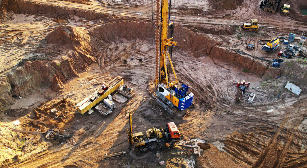 Palowanie to jedna z najczęściej stosowanych metod wzmacniania podłoża gruntowego. Stabilizuje grunt i ogranicza jego odkształcenia, zapobiegając osiadaniu konstrukcji budowlanych