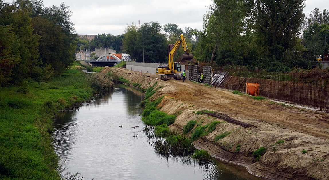 Modernizacja wałów przeciwpowodziowych kanału Kucelinka w Częstochowie – plac budowy