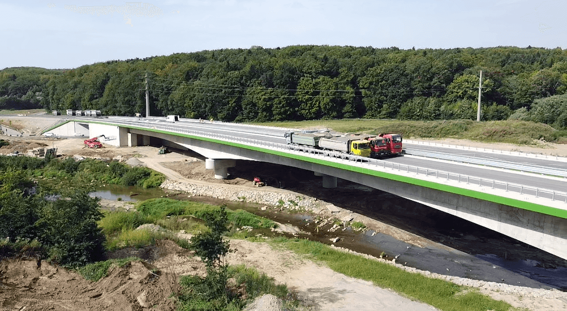 Próbne obciążenia estakady w Zboiskach – ciężarówki na konstrukcji S19