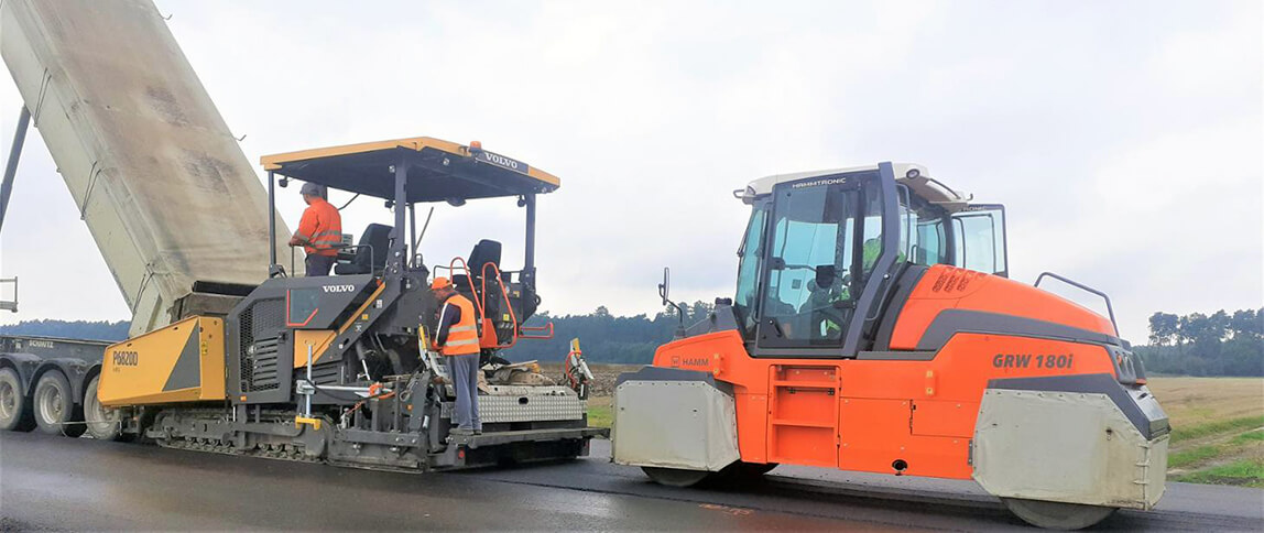 Remont nawierzchni DK78 – maszyny drogowe podczas układania asfaltu