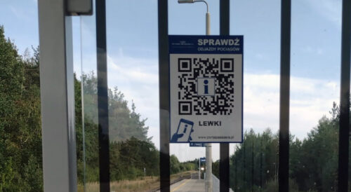 Kod QR na gablocie przystanku kolejowego – kody QR rozkład jazdy pociągów