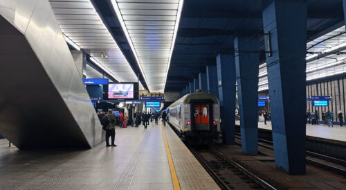 Pasażerowie na peronie stacji Warszawa Centralna – powstanie trapez rozjazdowy