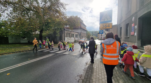 Dzieci podczas akcji „Bezpieczny przedszkolak” we Lwówku Śląskim