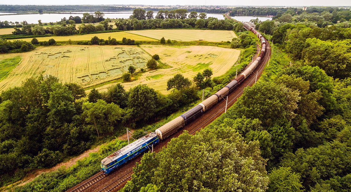 PKP CARGO zwiększa udział w rynku – lokomotywa towarowa na trasie