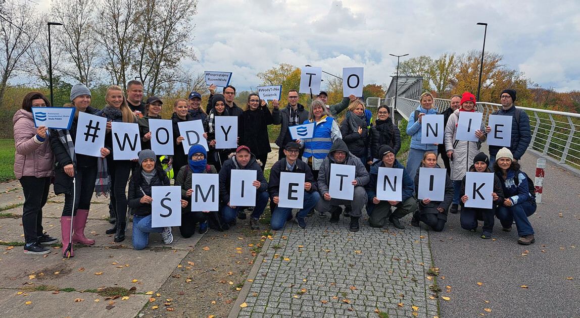 Pracownicy Wód Polskich podczas sprzątania brzegów Wisły – czyste rzeki, rzeka