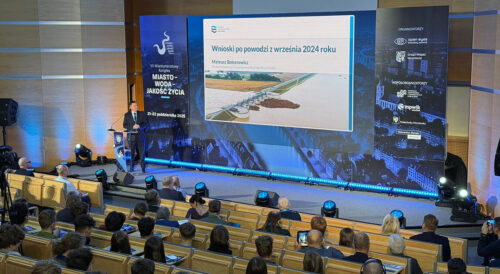 Prezes Wód Polskich Mateusz Balcerowicz podczas inauguracji Kongresu we Wrocławiu - Wody Polskie Międzynarodowy Kongres „Miasto – Woda – Jakość Życia”