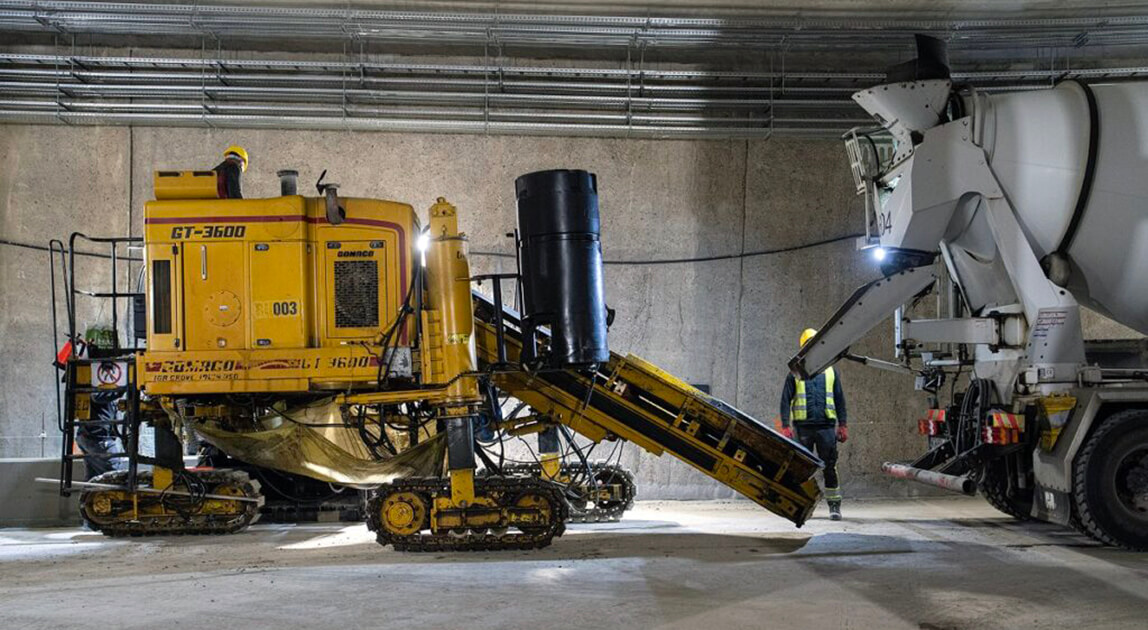 Budowa murków oporowych w metrze – proces wylewania betonu z gruszki