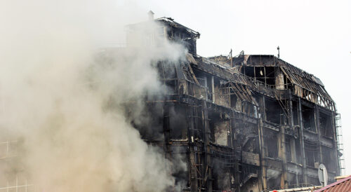 Test pożarowy instalacji fotowoltaicznej – płonące centrum handlowe