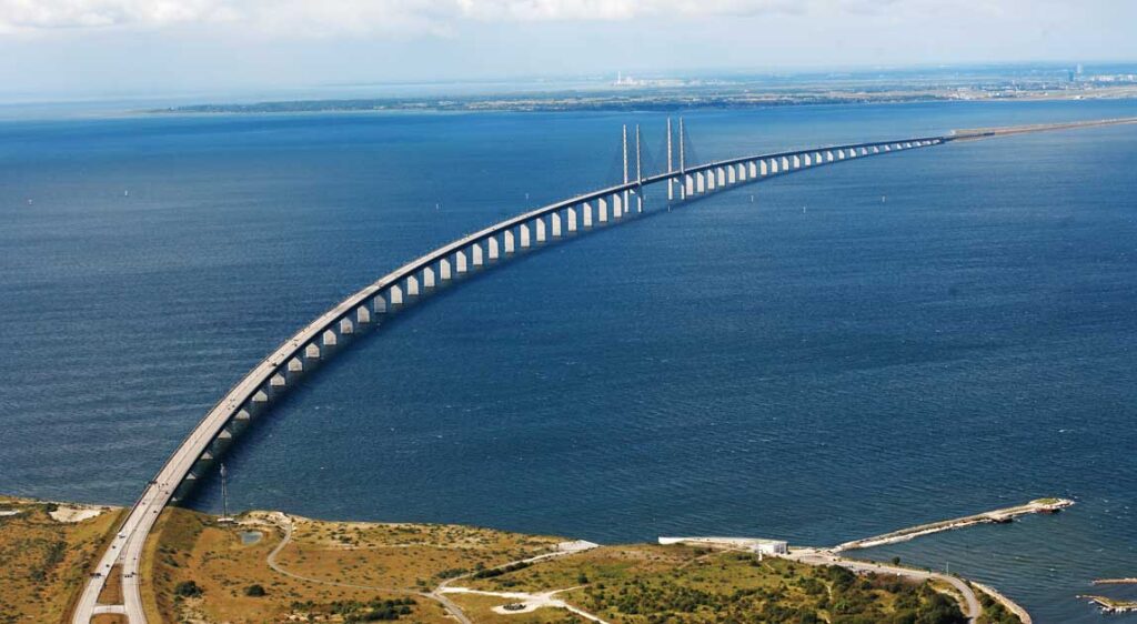 Imponujące pylony mostu nad Sundem – widok z lotu ptaka