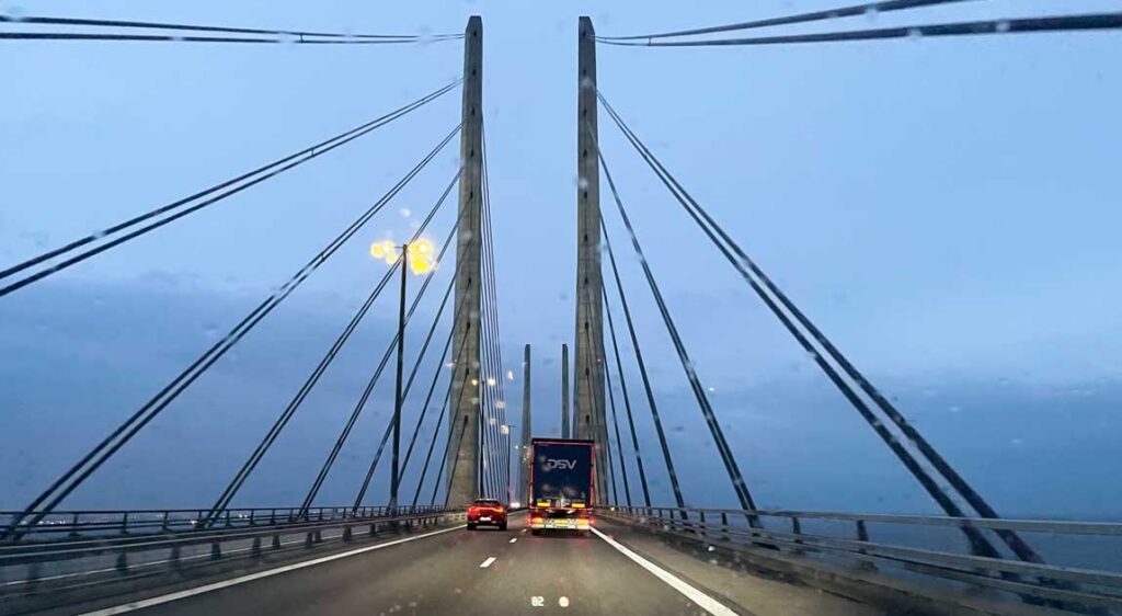Przejazd przez most nad Sundem – widok na pylony z perspektywy kierowcy