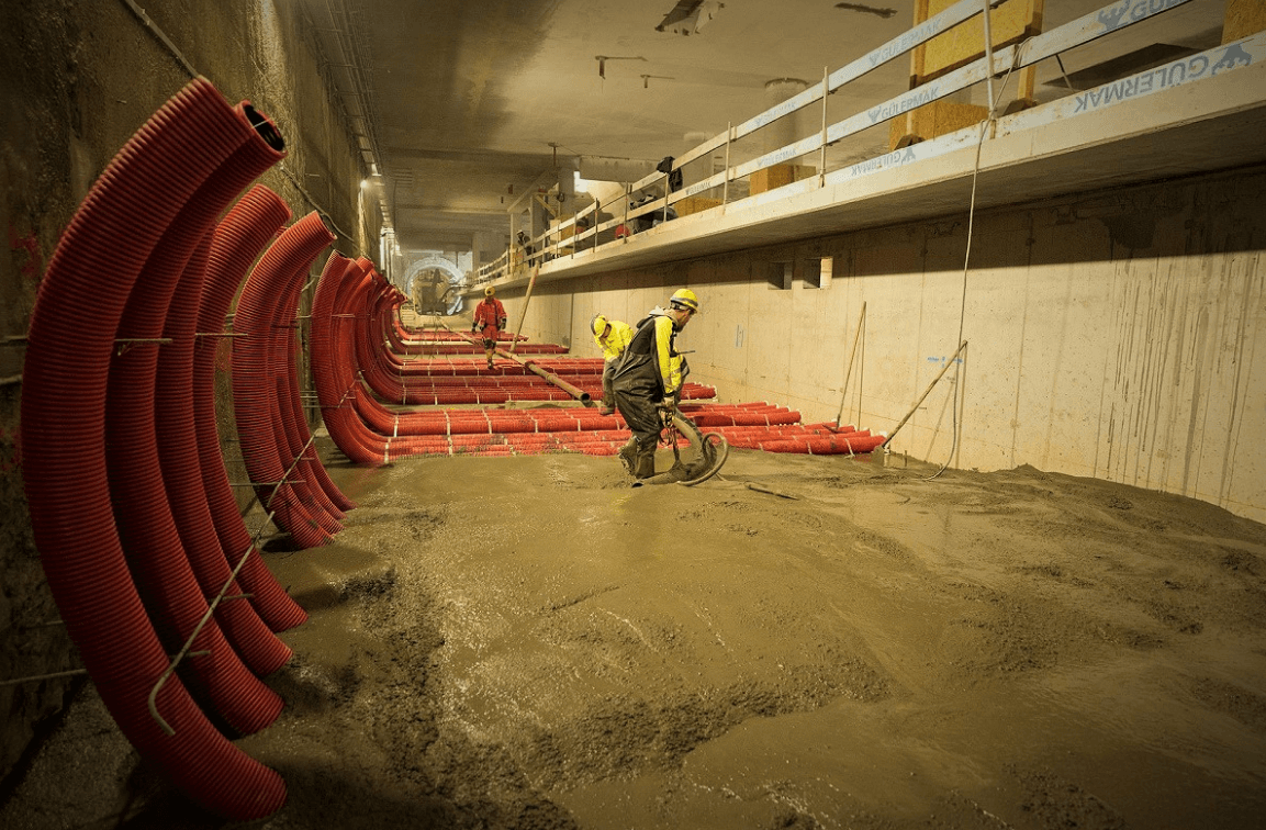 Intensywne prace na bemowskim odcinku II linii metra - betonowanie nawierzchni torowej