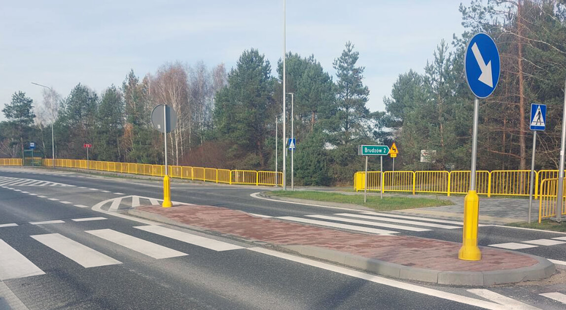 Przejście dla pieszych z azylem – bezpieczniej na DK73 w Lisowie