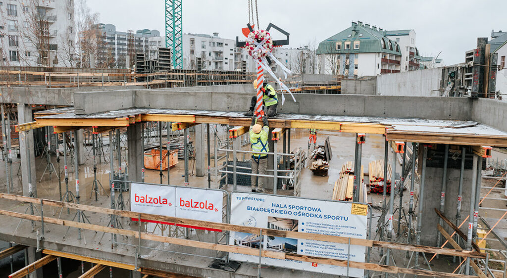 Wiecha na budowie hali sportowej Białołęckiego Ośrodka Sportu - Balzola Polska
