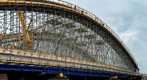 Nowoczesny most łukowy nad Stradomką – przykład precyzyjnej inżynierii i zastosowania systemów Doka w wymagających warunkach terenowych