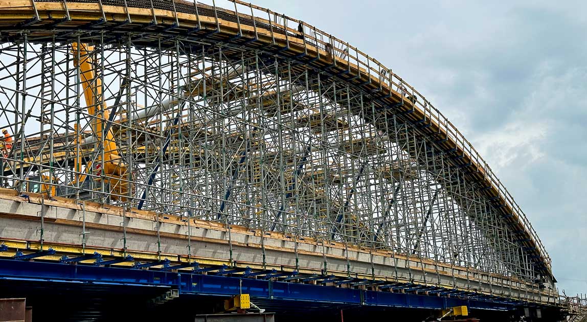 Nowoczesny most łukowy nad Stradomką – przykład precyzyjnej inżynierii i zastosowania systemów Doka w wymagających warunkach terenowych