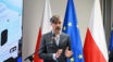Wiceminister Krzysztof Bolesta podczas konferencji o programie NaszEAuto