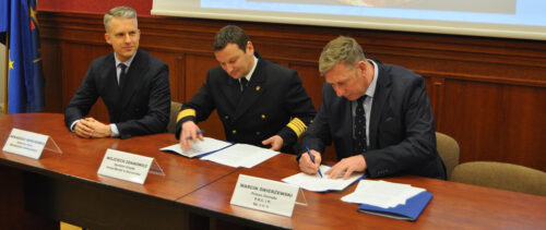 Oczyszczenie akwenów Świnoujście – podpisanie umowy w Urzędzie Morskim