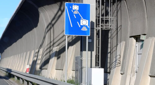 Odcinkowy pomiar prędkości na AOW – znak mówiący o rozpoczęciu odcinkowego pomiaru prędkości